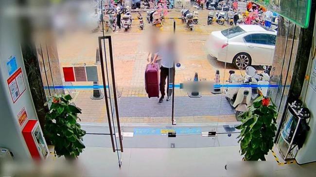 女子取500万现金给网恋男友被拦
