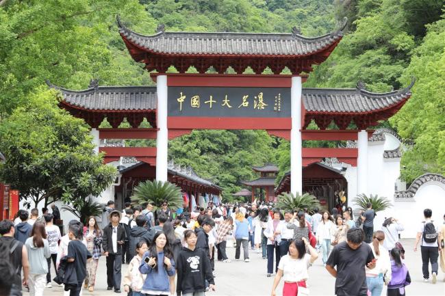 五一第一天湖北夷陵各景区人从众 文旅活动精彩纷呈