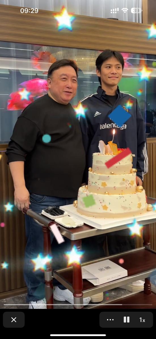 疯狂小杨哥现身王晶70岁生日会