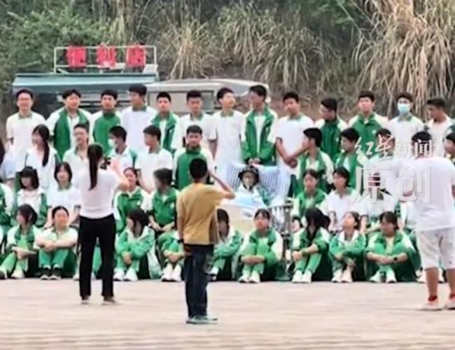 初三男孩病重住院 全班到医院拍毕业照 一个都不能少