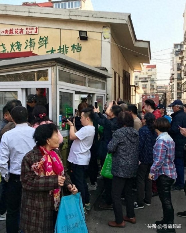 帕托社媒晒在中国摊煎饼旧照