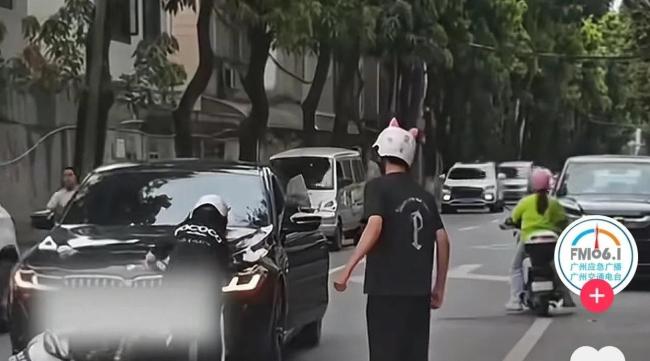情侣骑车撞宝马男子情绪失控 无知与冲动的代价