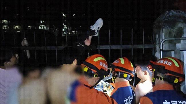 男学生翻学校围栏小腿被刺穿 深夜噩梦警示安全