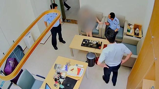 女子取500万现金给网恋男友被拦 警方及时劝阻保住巨款