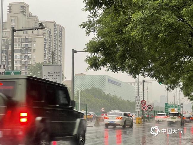北京暴雨刷屏！早高峰变拥堵模式 需注意交通安全 雨具衣物必备