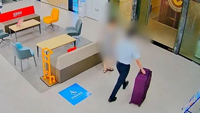 女子取500万现金给网恋男友被拦 警方及时劝阻保住巨款