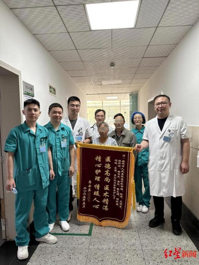 老人误服外用药酒中毒2次心脏骤停