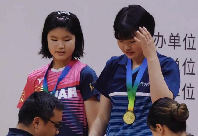中国女乒14岁小将姜依依豪夺两冠一亚