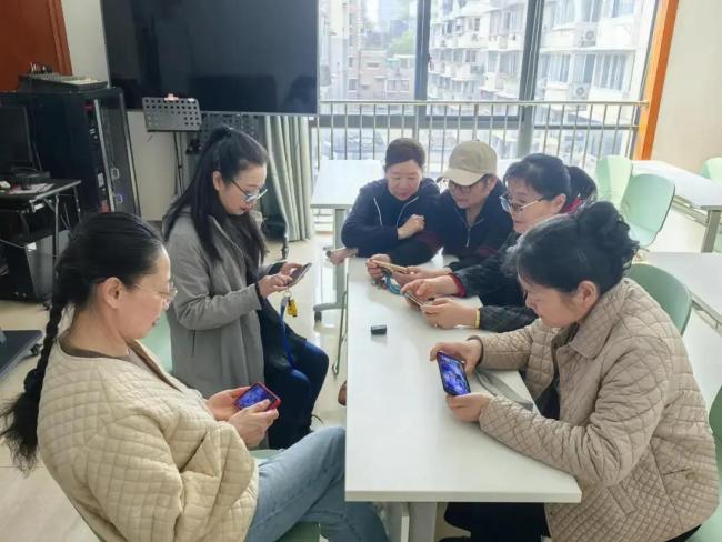阿姨20多天编出一本电竞教材
