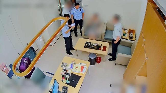 女子取500万现金给网恋男友被拦 警方及时劝阻保住巨款