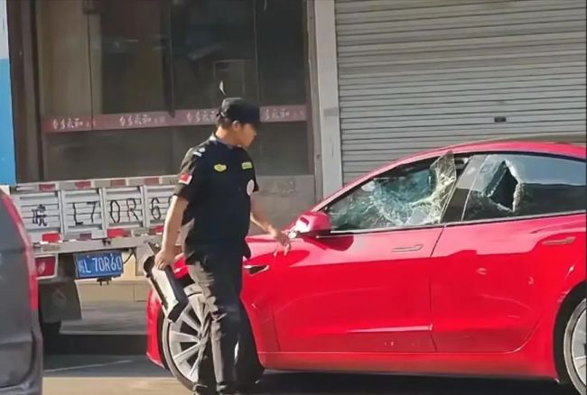 车主骂保安是“看门狗” 保安砸车 情绪失控的代价