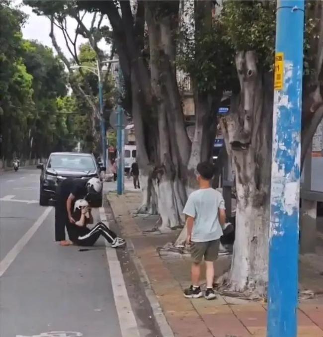 情侣骑车撞宝马男子情绪失控 无知与冲动的代价