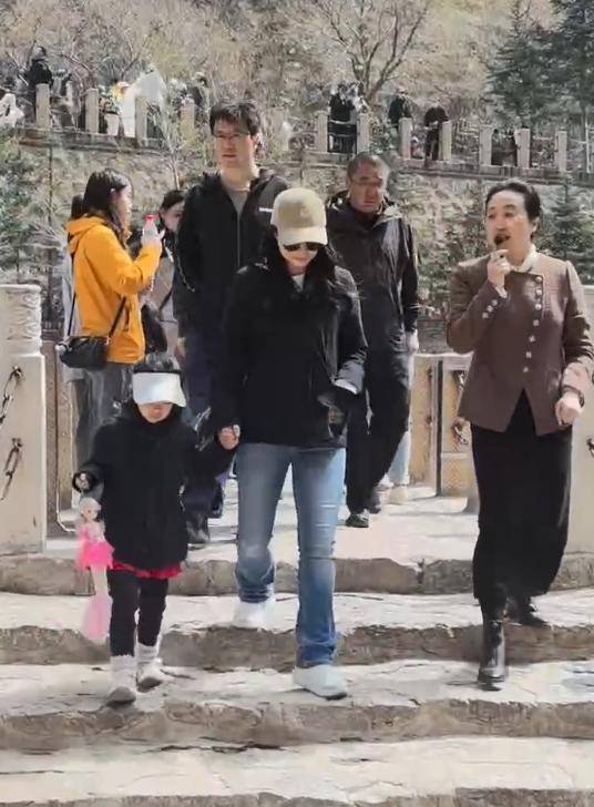 郭晶晶一家登山 儿子背影像极霍启刚 温馨家庭出游羡煞旁人