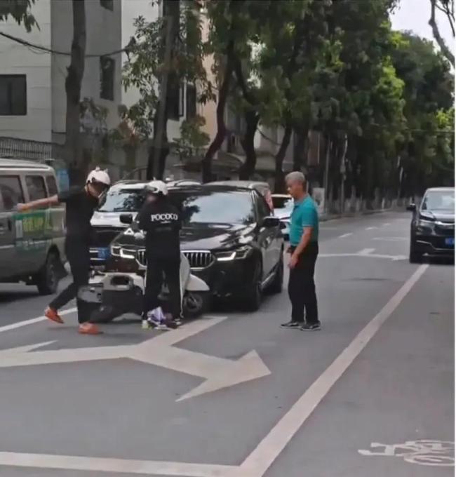 情侣骑车撞宝马男子情绪失控 无知与冲动的代价