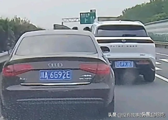 司机高速开斗气车还停车干架 路怒症引发全武行
