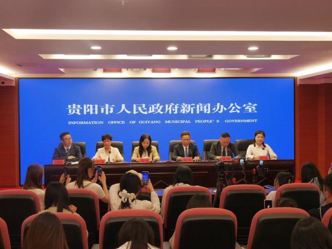 小老费“分身”现身民族团结大巡游