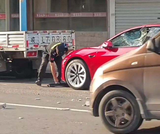 车主骂保安是“看门狗” 保安砸车 情绪失控的代价