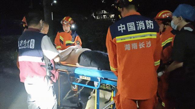 男学生翻学校围栏小腿被刺穿 深夜噩梦警示安全