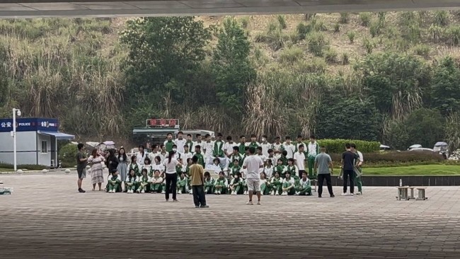 全班去医院陪患病同学拍毕业照