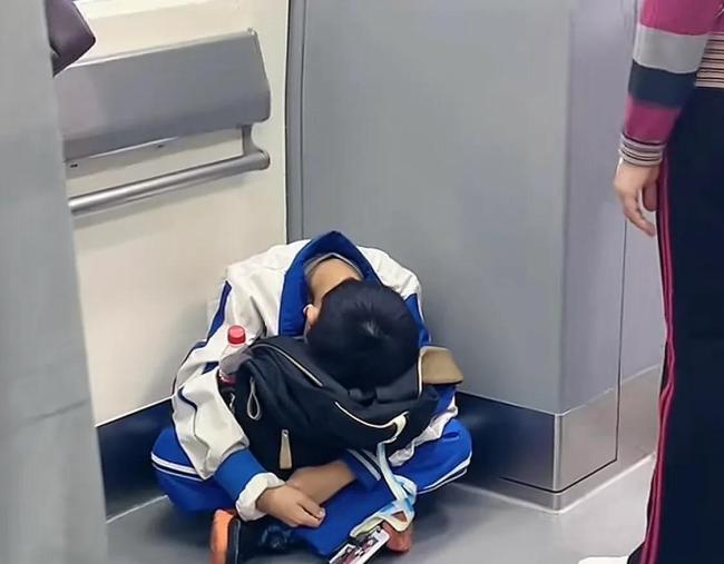 高三学生公交车上崩溃大哭