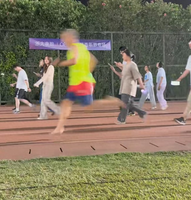 6旬大爷光脚夜跑一路领先00后大学生