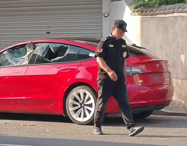 车主骂保安是“看门狗” 保安砸车 情绪失控的代价