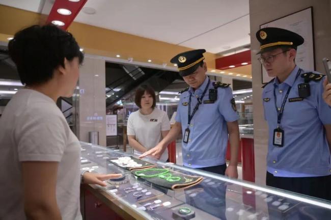 胖东来玉石抽检合规遭“疯抢”