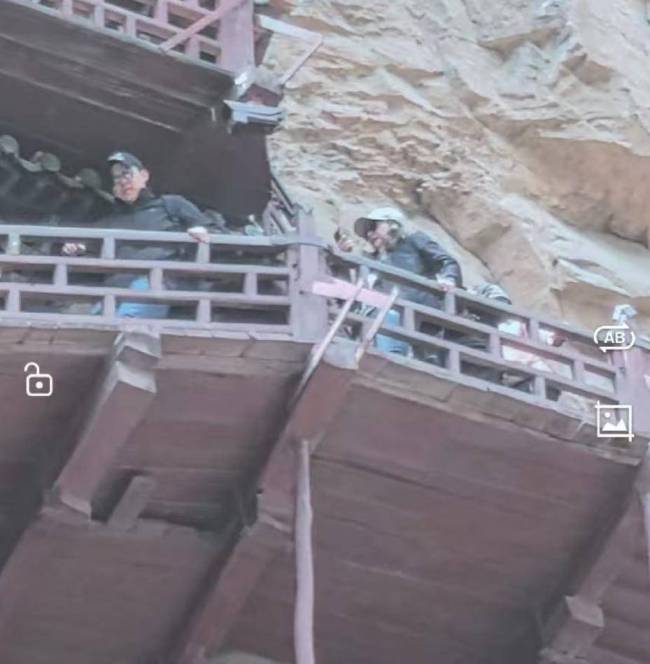 郭晶晶一家登山 儿子背影像极霍启刚 温馨家庭出游羡煞旁人