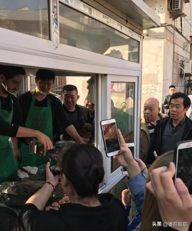帕托社媒晒在中国摊煎饼旧照 回归中超信号？