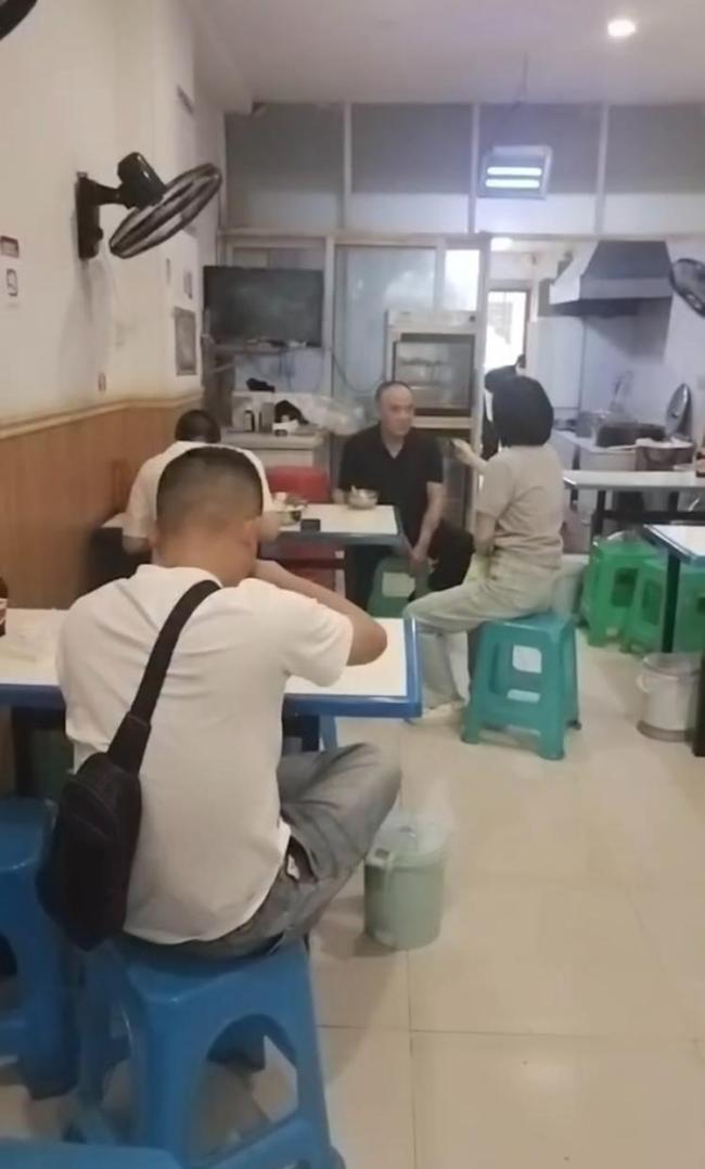 荣昌大爷扯铺盖面表情失控 五一爆火出圈