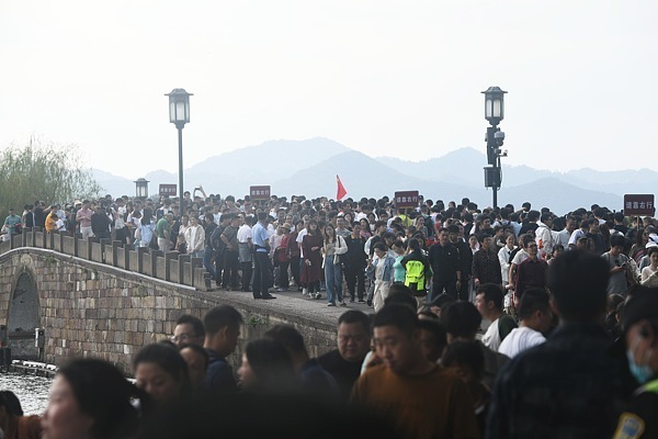 西湖游客调侃“断桥要压断了”