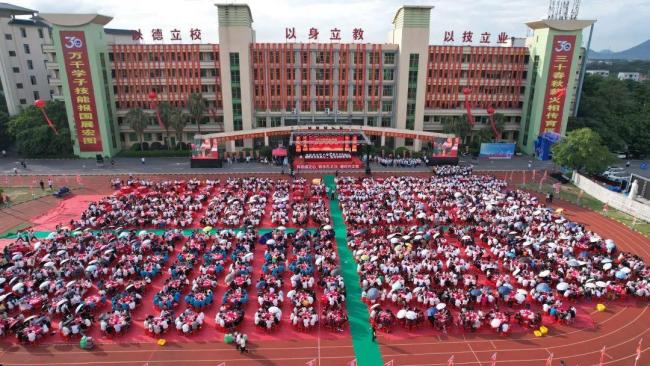 校长毕业典礼摆500桌宴席给学生送行