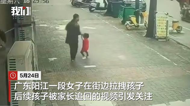 一女子街边强拽小孩被家长追回