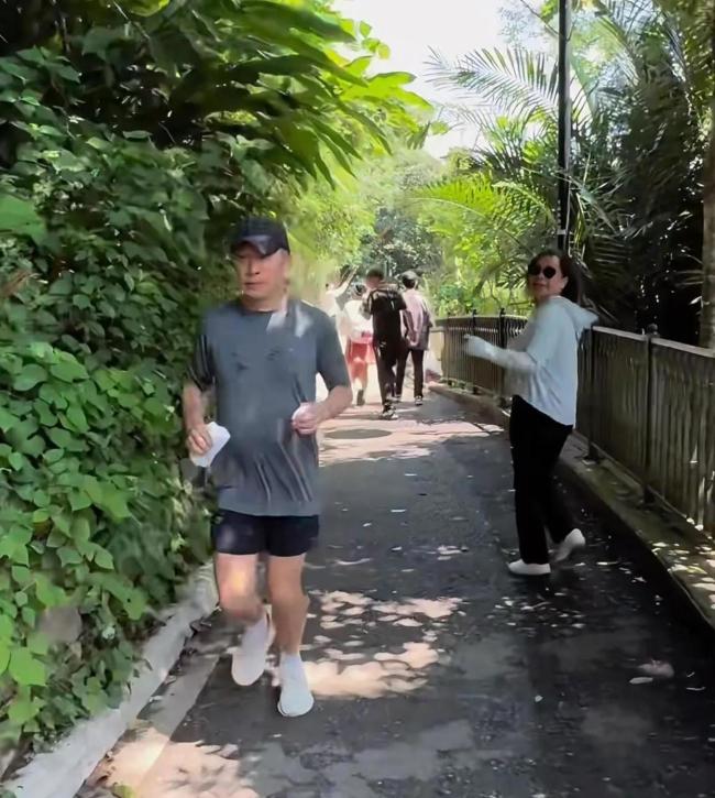 62岁梁朝伟被偶遇 头发花白小腹凸起 享受自然老去