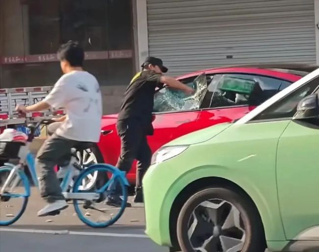 车主骂保安是“看门狗” 保安砸车 情绪失控的代价