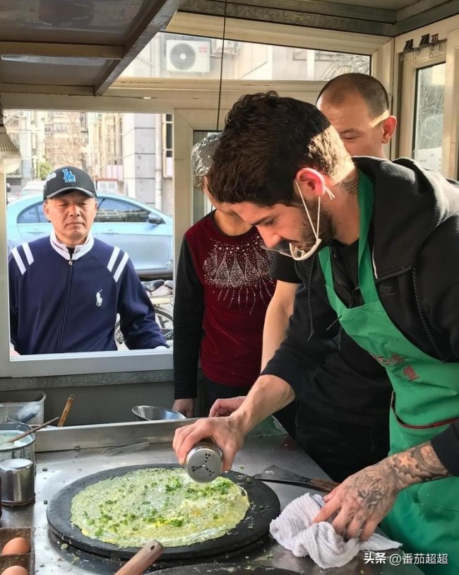 帕托社媒晒在中国摊煎饼旧照 回归中超信号？
