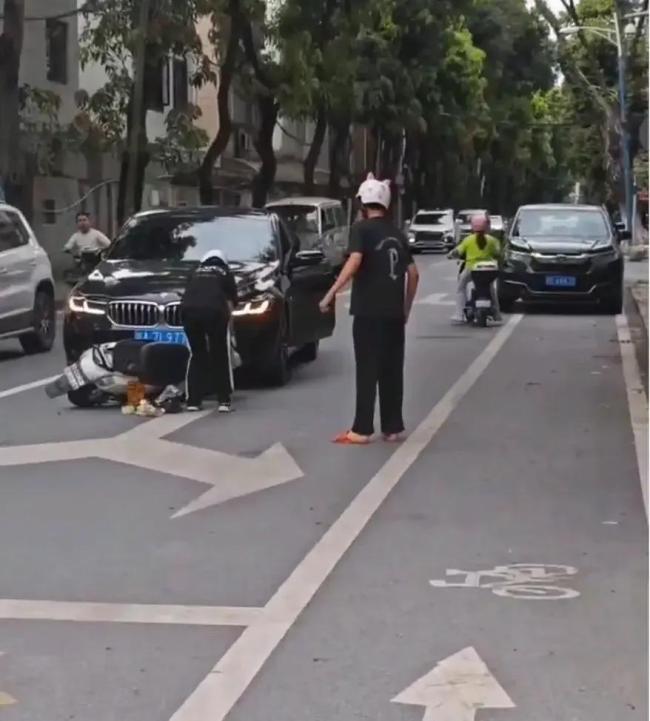 情侣骑车撞宝马男子情绪失控 无知与冲动的代价