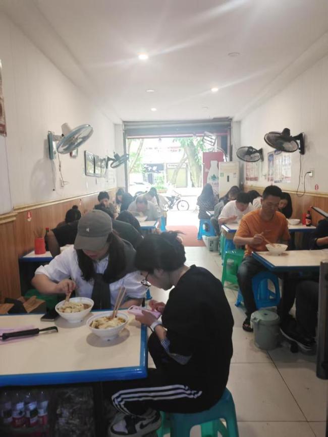 荣昌大爷扯铺盖面表情失控 五一爆火出圈