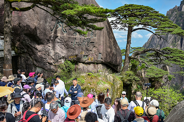 西湖游客调侃“断桥要压断了” 五一景区人潮涌动