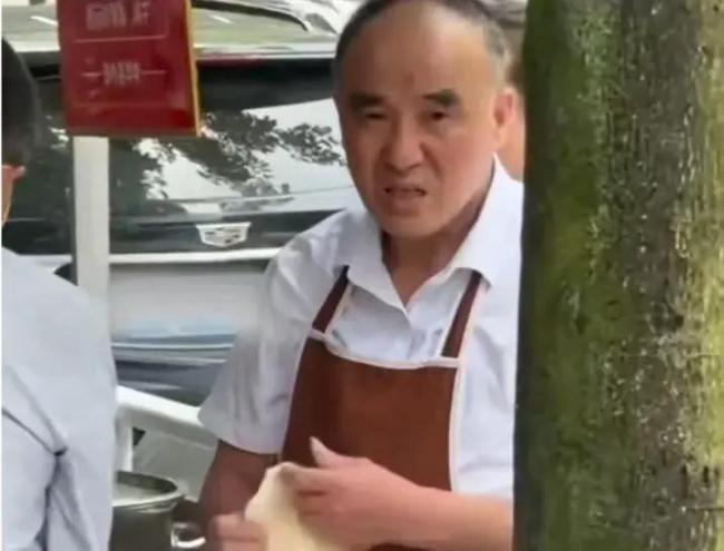 荣昌扯面大爷回应累到表情失控 今日笑眯眯迎客