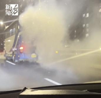 旅游大巴冒烟起火 司机竟毫无察觉 热心市民及时提醒避免灾难