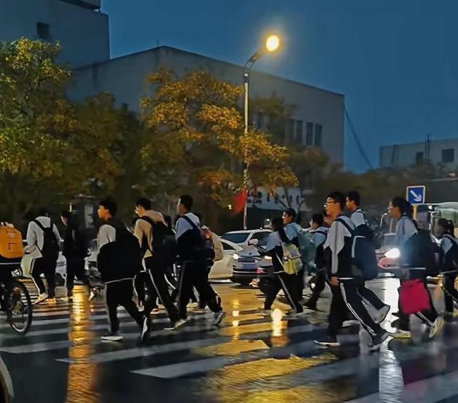 高三学生公交车上崩溃大哭 压力下的共鸣