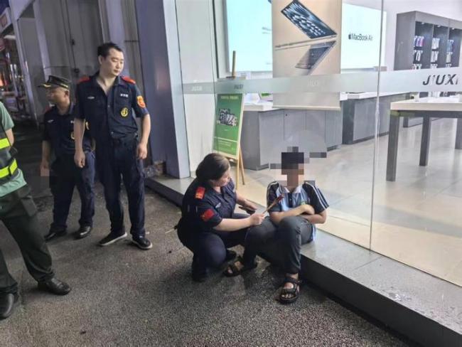 交警回应男孩离家出走父亲遇车祸去世