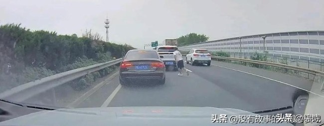 司机高速开斗气车还停车干架 路怒症引发全武行