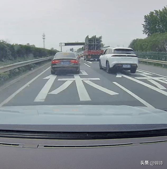 司机高速开斗气车还停车干架 路怒症引发全武行