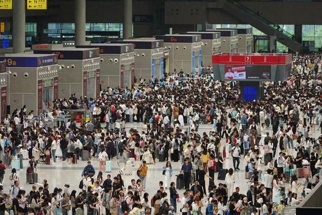 郑州铁路迎假期返程客流高峰 今日预计发送旅客超98万人