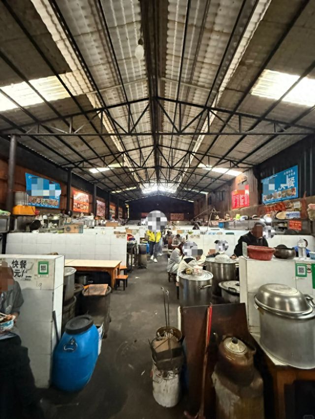 丽江古城一网红“隐藏美食地”被指“像公厕”，街道回应
