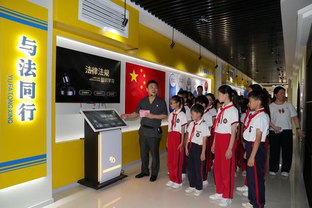 法治阳光伴成长 南阳中院“公众开放日”守护少年童心