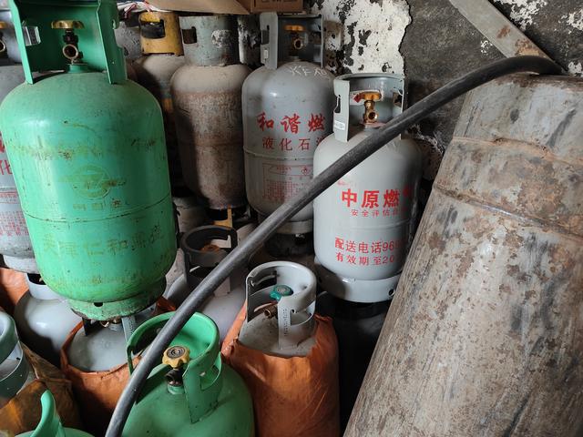 多部门联合成功捣毁一非法液化气灌装储存窝点