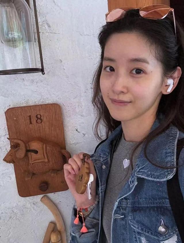 31岁“奶茶妹妹”章泽天晒旅行照,在山间徒步邂逅高山杜鹃